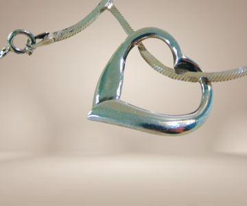 Grote zilveren open abstract hart hanger zonder oog vierkante ketting beige achtergrond