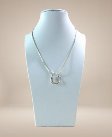 Grote zilveren open abstract hart hanger zonder oog vierkante ketting beige achtergrond 4