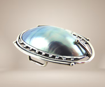 Grote zilveren osmena parel belt buckle riem gesp beige achtergrond 2