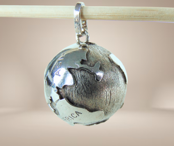 Grote zilveren wereldbol hanger latijns beige achtergrond 1