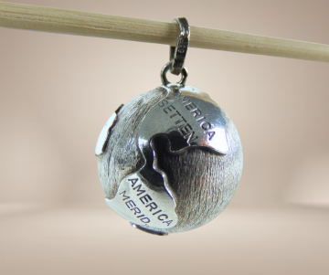 Grote zilveren wereldbol hanger latijns beige achtergrond 2