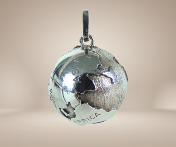 Grote zilveren wereldbol hanger latijns beige achtergrond 3