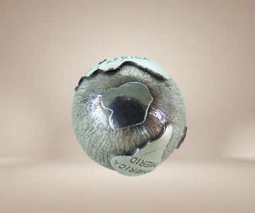 Grote zilveren wereldbol hanger latijns beige achtergrond 4