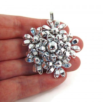 Grote zilverkleurige 3d bloem hanger 1