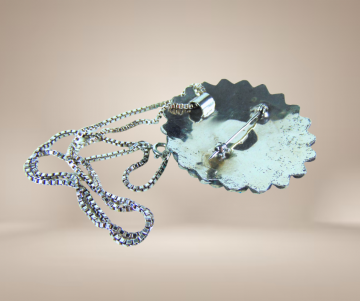 Grote zuni native american zilver petit point turquoise cluster hanger broche met ketting beige achtergrond