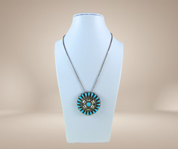 Grote zuni native american zilver petit point turquoise cluster hanger broche met ketting beige achtergrond 1