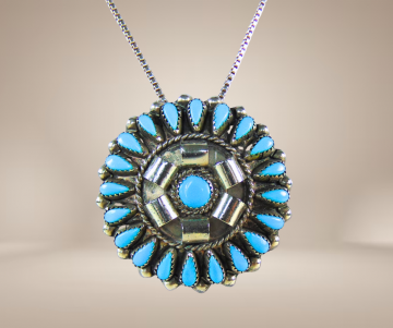 Grote zuni native american zilver petit point turquoise cluster hanger broche met ketting beige achtergrond 2
