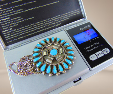 Grote zuni native american zilver petit point turquoise cluster hanger broche met ketting beige achtergrond 3