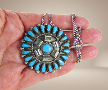 Grote zuni native american zilver petit point turquoise cluster hanger broche met ketting beige achtergrond 4