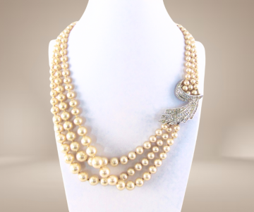 Grote zware 3 strengen glas parel collier strass beige achtergrond 2