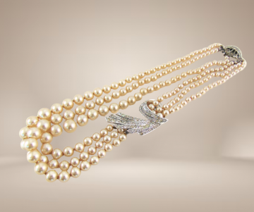 Grote zware 3 strengen glas parel collier strass beige achtergrond 3