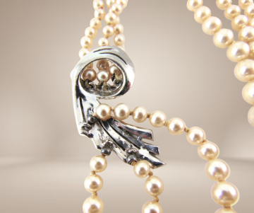 Grote zware 3 strengen glas parel collier strass beige achtergrond 4