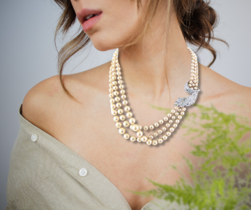 Grote zware 3 strengen glas parel collier strass op dame