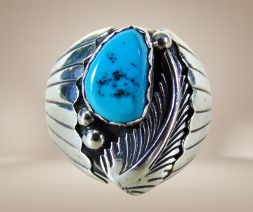 Grote zware navajo na zilveren turquoise veer prayer fan ring beige achtergrond