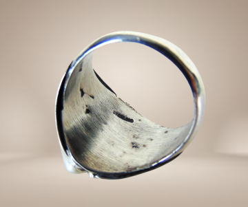 Grote zware navajo na zilveren turquoise veer prayer fan ring beige achtergrond  2