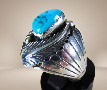 Grote zware navajo na zilveren turquoise veer prayer fan ring beige achtergrond  3