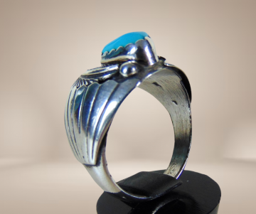 Grote zware navajo na zilveren turquoise veer prayer fan ring beige achtergrond  5