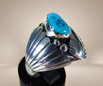 Grote zware navajo na zilveren turquoise veer prayer fan ring beige achtergrond  6