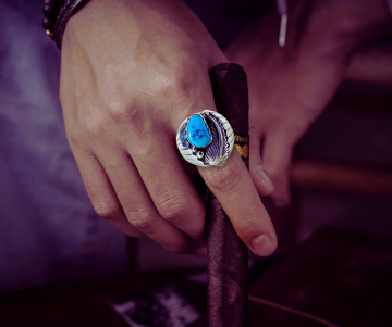 Grote zware navajo na zilveren turquoise veer prayer fan ring op hand