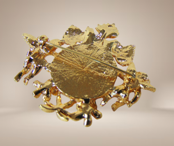 Grote zware vergulde putti engeltjes faux parel broche beige achtergrond