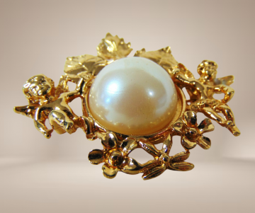 Grote zware vergulde putti engeltjes faux parel broche beige achtergrond 1