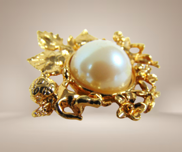 Grote zware vergulde putti engeltjes faux parel broche beige achtergrond 2