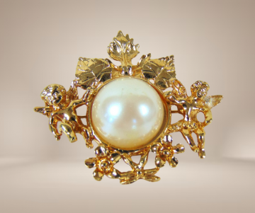 Grote zware vergulde putti engeltjes faux parel broche beige achtergrond 3