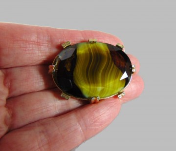 Grote zware vintage goudkleur donkergroen gele zweem glas broche 1