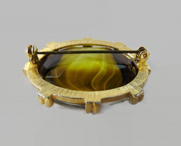 Grote zware vintage goudkleur donkergroen gele zweem glas broche 5