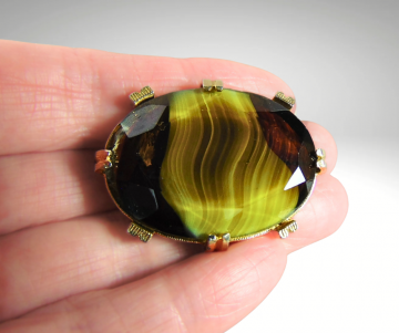Grote zware vintage goudkleur donkergroen gele zweem glas broche pr