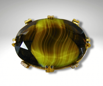Grote zware vintage goudkleur donkergroen gele zweem glas broche pr 1