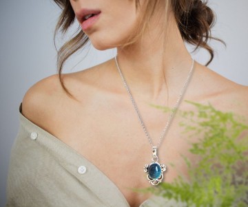 Grote zware zilveren groenblauwe steen hanger ketting op dame