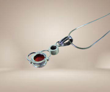 Hanger zilver carneool en granaat aan ketting beige achtergrond