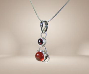 Hanger zilver carneool en granaat aan ketting beige achtergrond 1