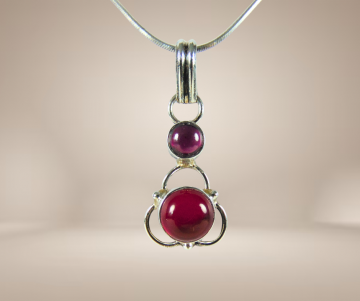 Hanger zilver carneool en granaat aan ketting beige achtergrond 3