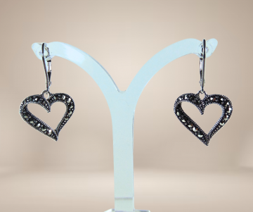 Hart oorbellen markasiet zilver beige achtergrond