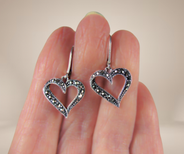 Hart oorbellen markasiet zilver beige achtergrond 1