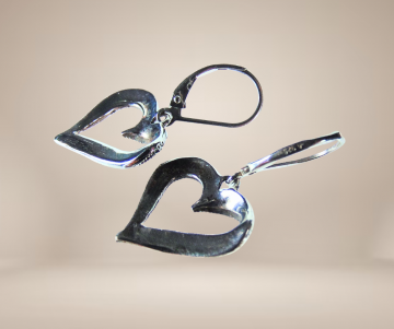 Hart oorbellen markasiet zilver beige achtergrond 2