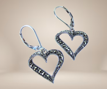 Hart oorbellen markasiet zilver beige achtergrond 3