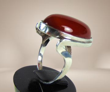 Hermann murle modernist carneool grote ring beige achtergrond 1