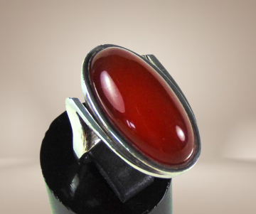 Hermann murle modernist carneool grote ring beige achtergrond 2