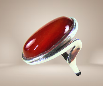 Hermann murle modernist carneool grote ring beige achtergrond 3