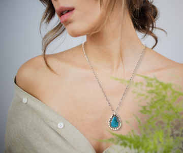 Hoefijzer navajo zilver turquoise hanger close forever ketting op dame