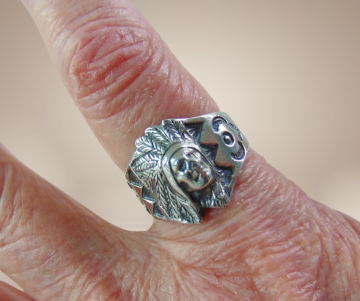 Hopi native american zilveren chief hoofd ring beige achtergrond