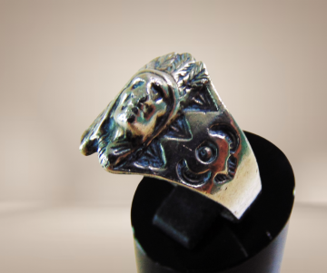 Hopi native american zilveren chief hoofd ring beige achtergrond 1