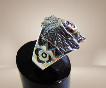 Hopi native american zilveren chief hoofd ring beige achtergrond 2