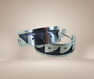 Hopi native american zilveren overlay creolen oorbellen beige achtergrond