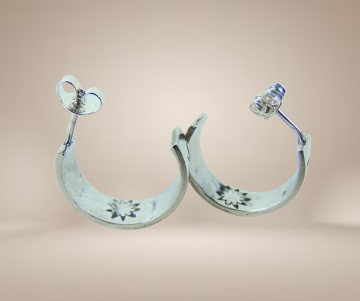 Hopi native american zilveren overlay creolen oorbellen beige achtergrond 1