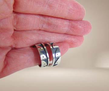 Hopi native american zilveren overlay creolen oorbellen beige achtergrond 6