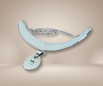 Hopi native american zilveren overlay kokopelli ketting beige achtergrond